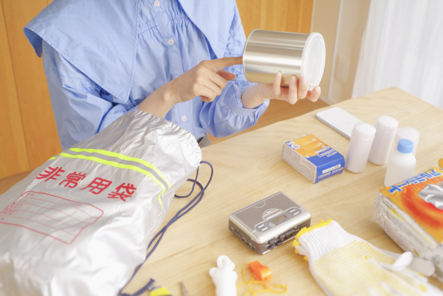 防災グッズを用意する女性