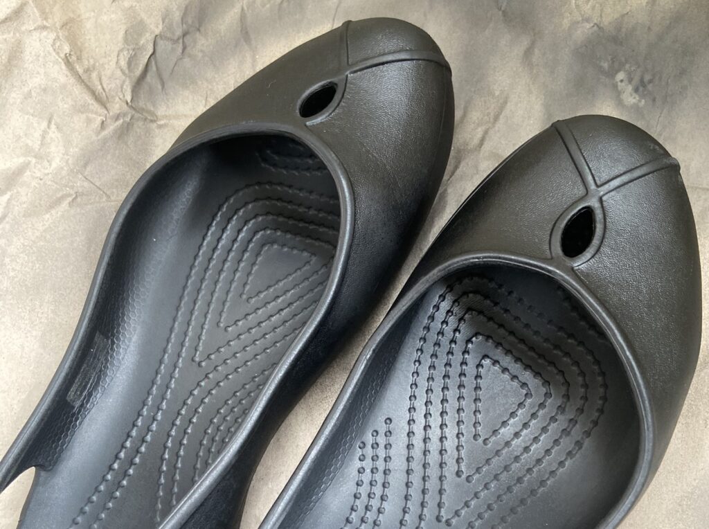 染めQブラックで新品のように綺麗に染まったクロックス