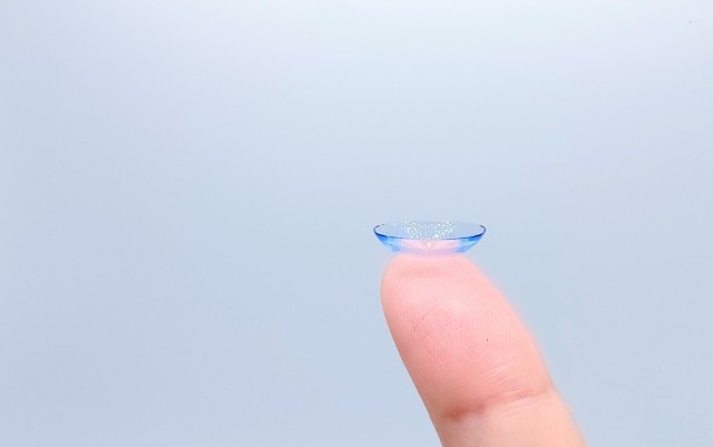使い捨てのコンタクトレンズ