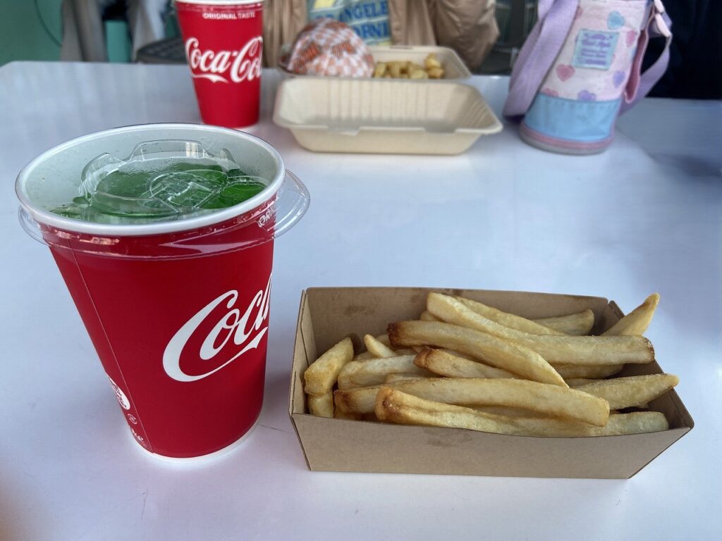 ＵＳＪメルズドライブインのランチ。ポテトとメロンソーダ